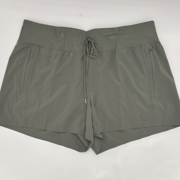 CALIA by Carrie Underwood Pants - CALIA Effortless Truelight 4” Shorts in Muted Green